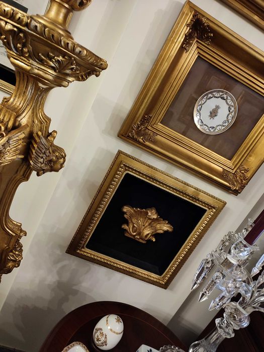 Quadro com moldura dourada e talha embutida em veludo preto