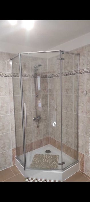 Kabina prysznicowa z brodzikiem pieciokatna