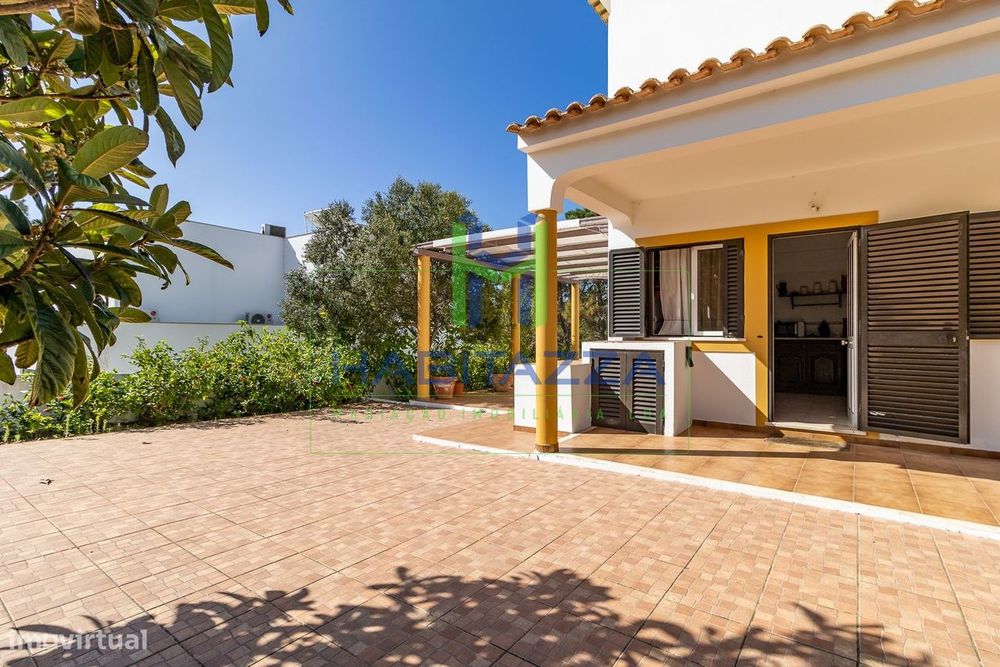 Moradia T2 com jardim, perto da Praia do Monte Clérigo para arrendamen