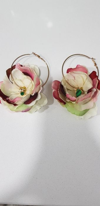 Argolas douradas com flores