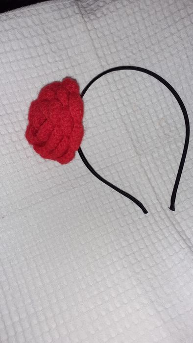 Bandolete com rosa em crochê