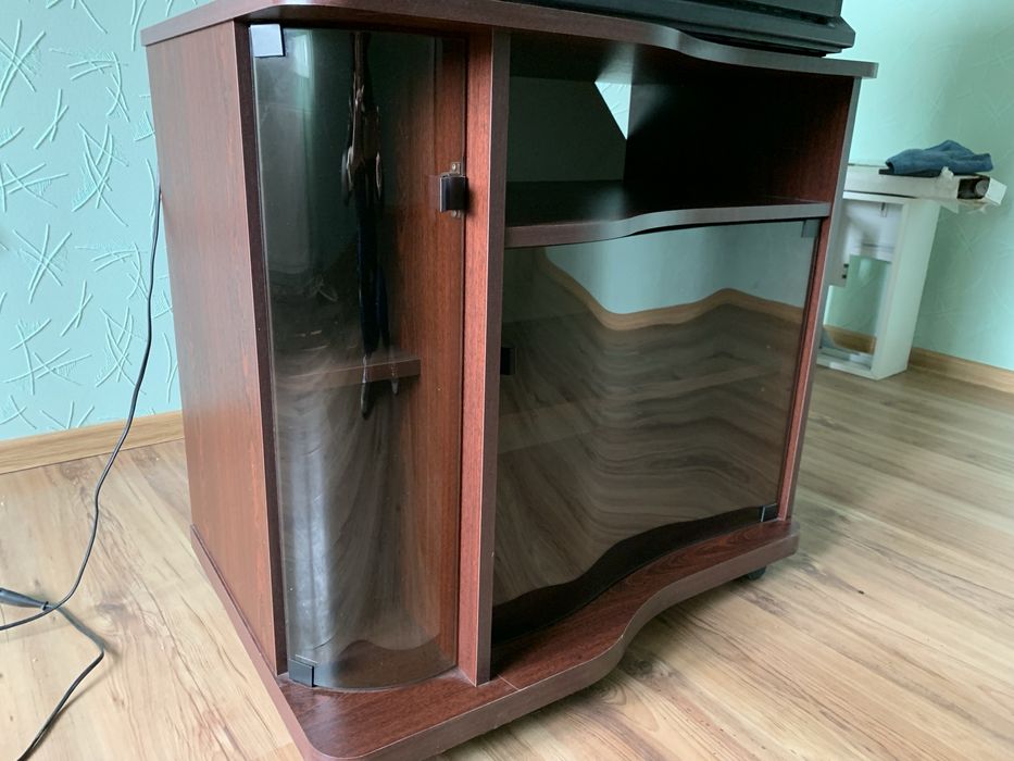 Тумбочка під телевізор на колесах