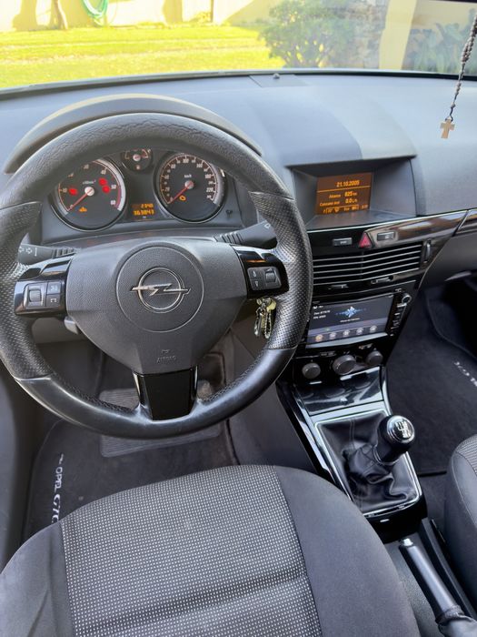 Opel Astra GTC 1.9 (5Lugares)