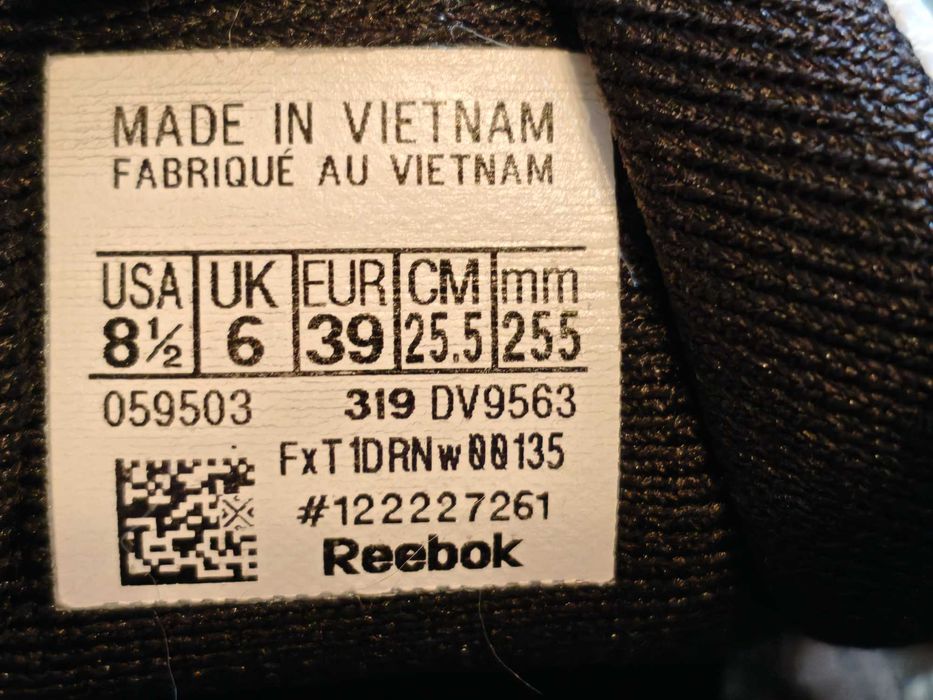Кроссовки Reebok (оригинал) фирменные размер-39 стелька-25,5 см.