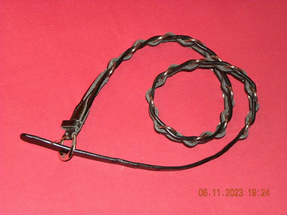 Pasek czarny z ozdobnymi kółkami.