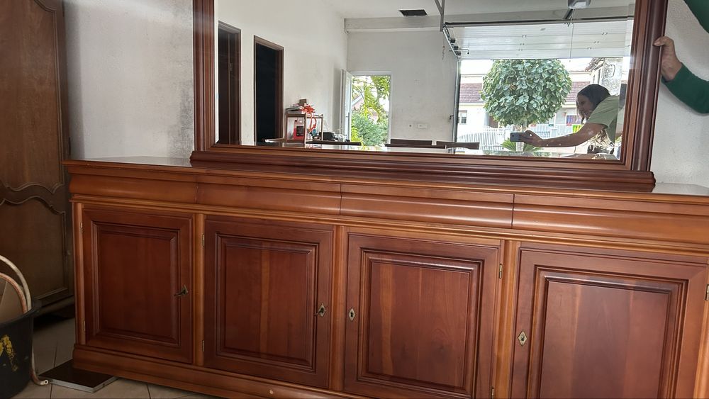 Móveis de sala com mesa e cadeiras