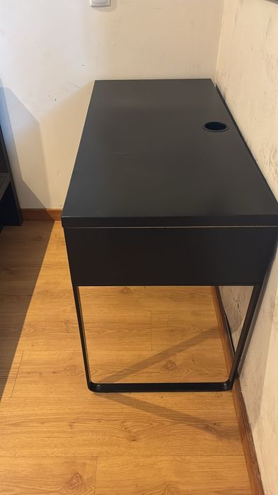 Cama com colchão novo e estrado e uma mesinha de cabeceira secretária