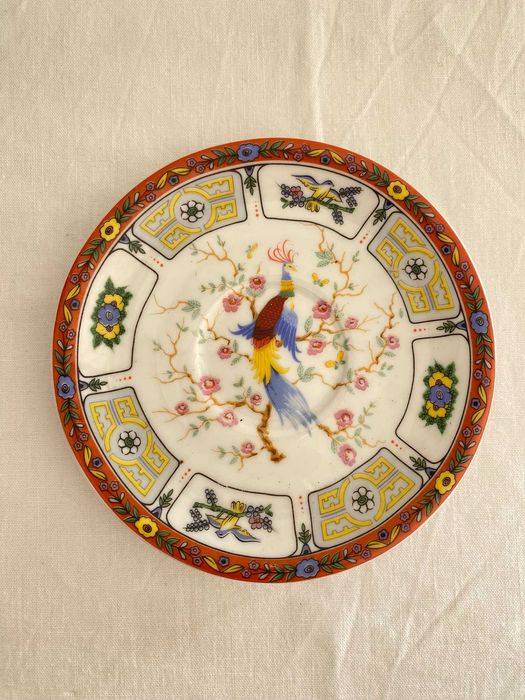 Pequenos pratos decorativos com figuras orientais