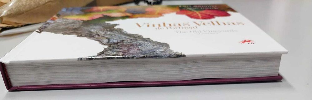 Livro "Vinhas Velhas de Portugal" CTT (The Old Vineyards of Portugal)