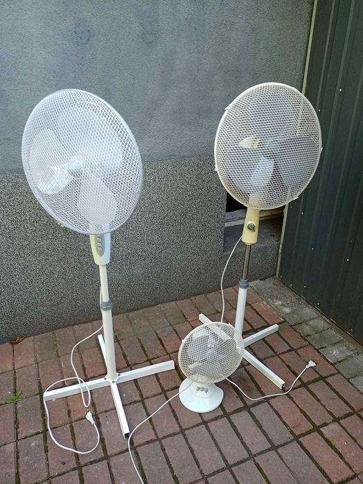 Wentylatory stojące 2 duże i 1 mały.