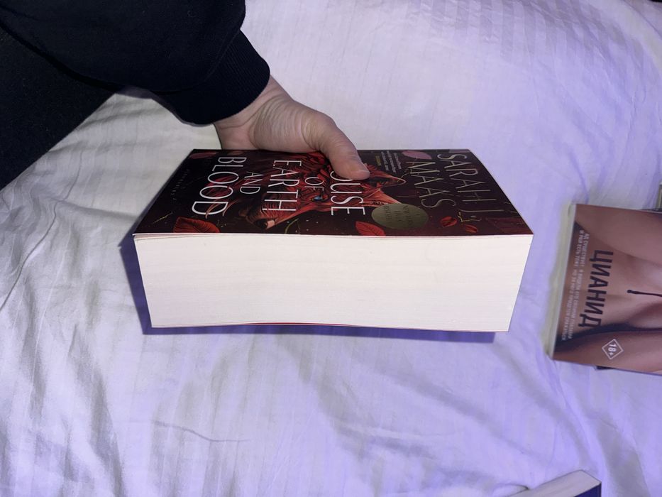 Книга англійською мовою Сара Маас Город Полумесяца