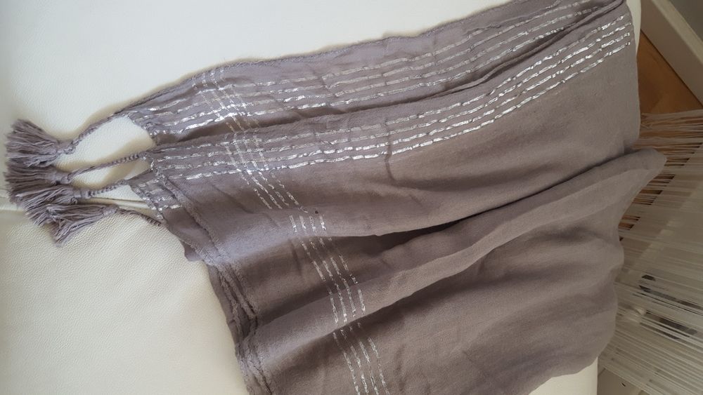 Echarpe castanha com fios prateado brilhante