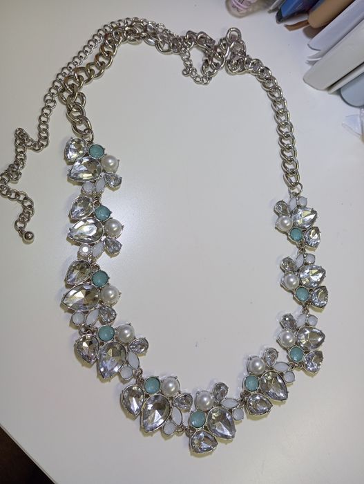 Колье с крупными камнями. Ожерелье с камнями.