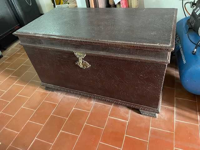Arca de madeira para guardar roupa ou outros