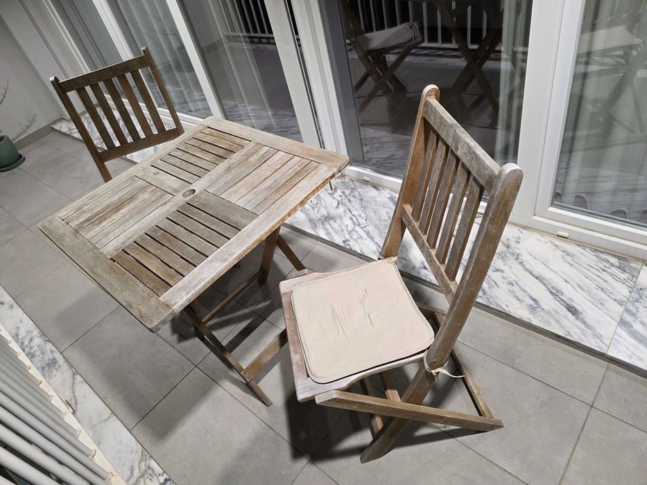 Mesa de exterior com duas cadeiras