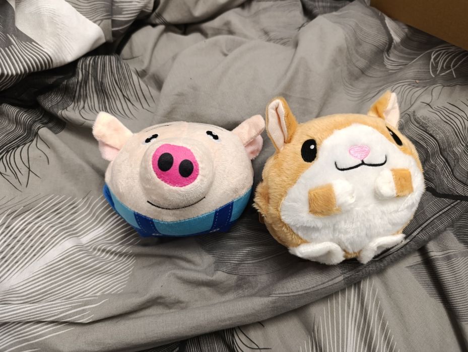 Мягкая игрушка повторяет слова и танцует