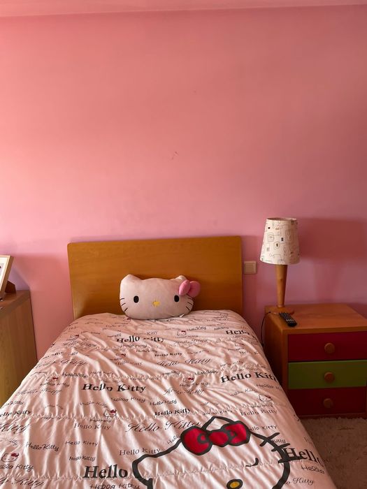 Cama de solteira com gavetas,colchão e mesinha de cabeceira