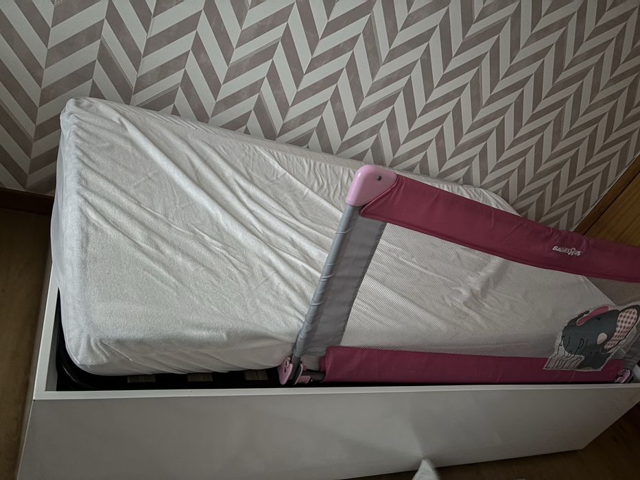 Cama solteiro lacada e mesa de cabeceira