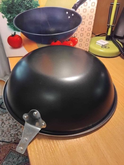 Сковорода- Вок. Діаметр 32 см.