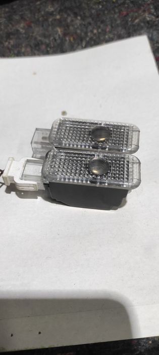 LED фонарики audi в двери логотип audi