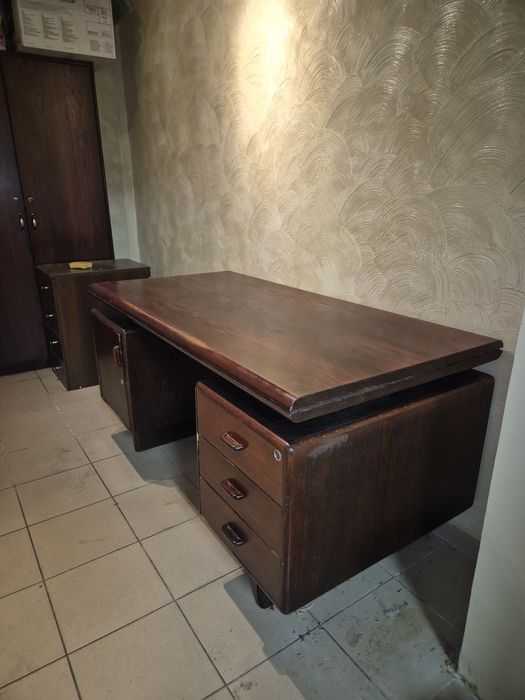 Masywne biurko z drewna litego