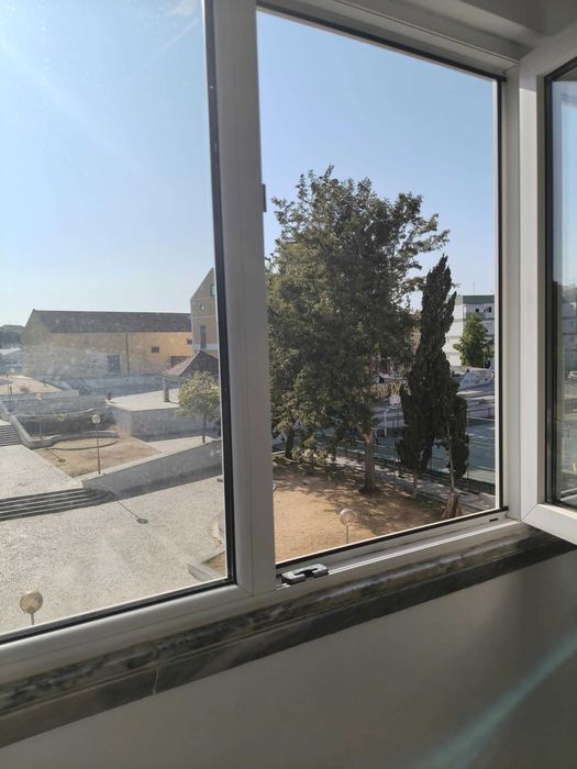Quarto para arrendar em apt remodelado a 5min do metro para a FCT e Egas Moniz