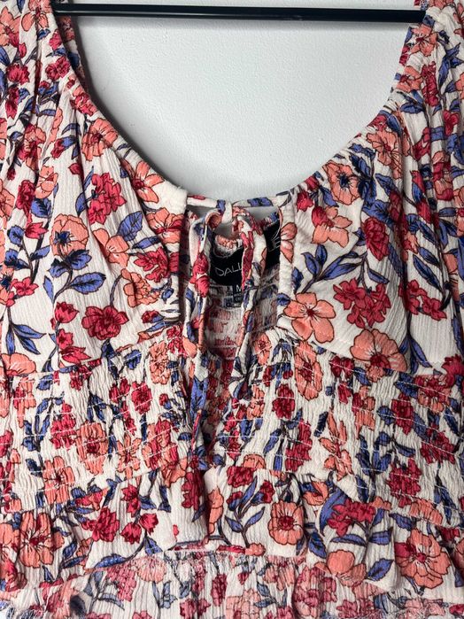 Kolorowa bluzka top boho crop top z dekoltem wiazana Kendall + Kylie M