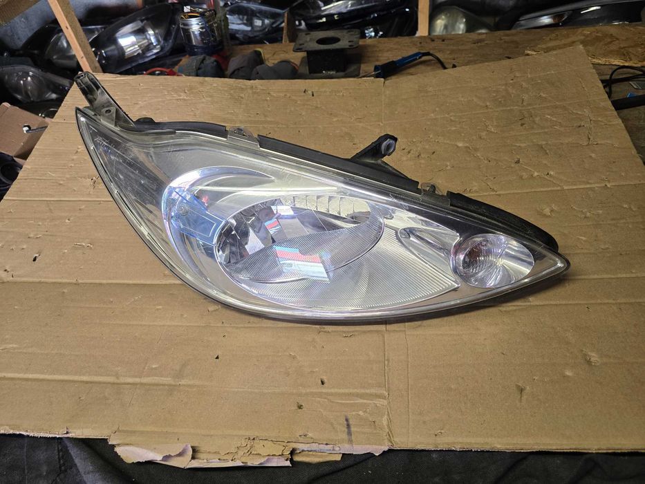 lampa przód Ford KA II