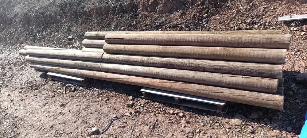 Postes de madeira de pinho tratados – Ø 12 cm × 2,50 m – Wooden treate