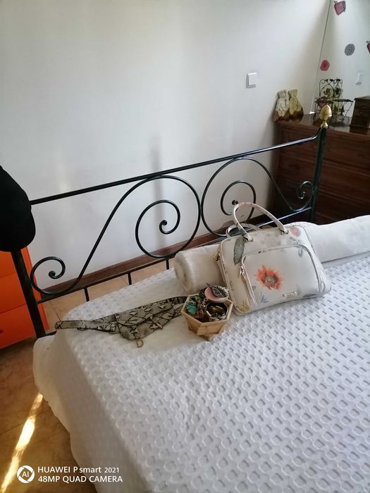 Cama de Ferro com Mesas de Cabeceira