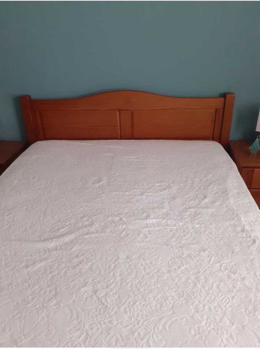 2 camas de solteiro e 1 mesa de cabeceira