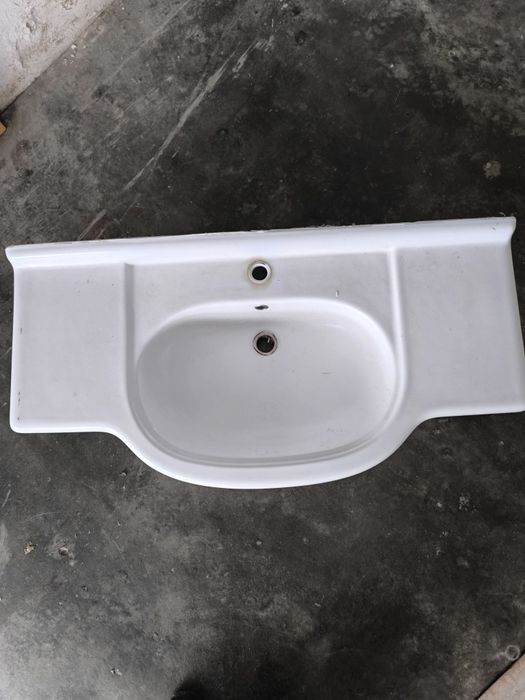 Lavatório de casa de banho em bom estado