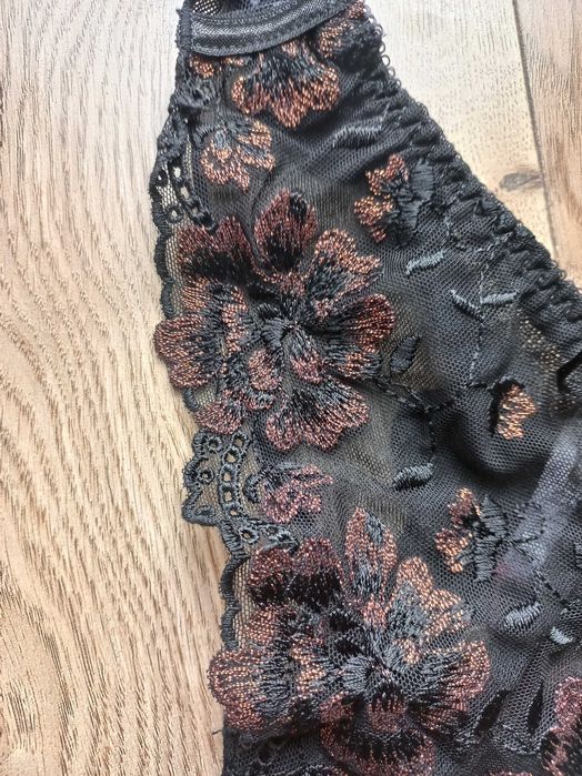 one lingerie czarne koronkowe stringi