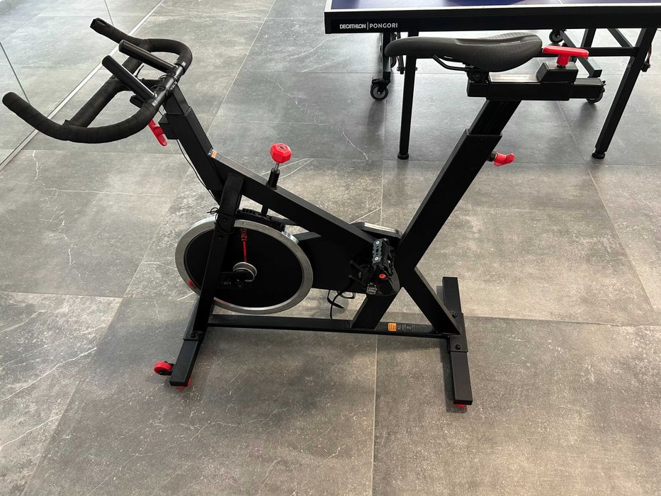 Vendo bicicleta de ciclismo indoor / spinning Domyos Biking 100 da Decathlon.
