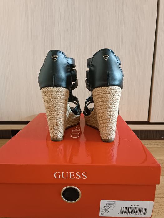 Взуття на танкетці Guess