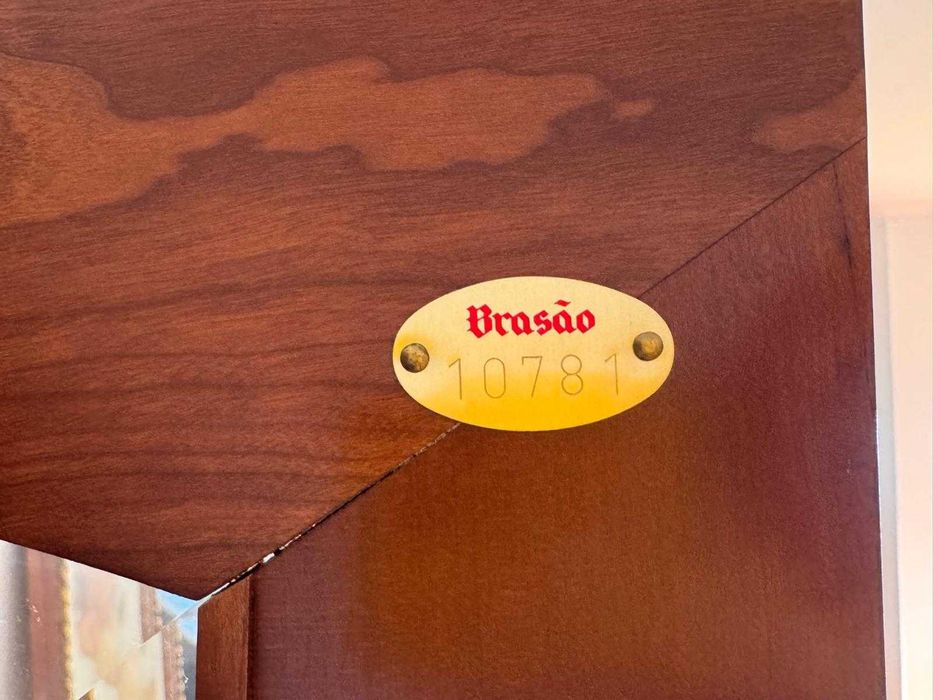 Vitrine em cerejeira