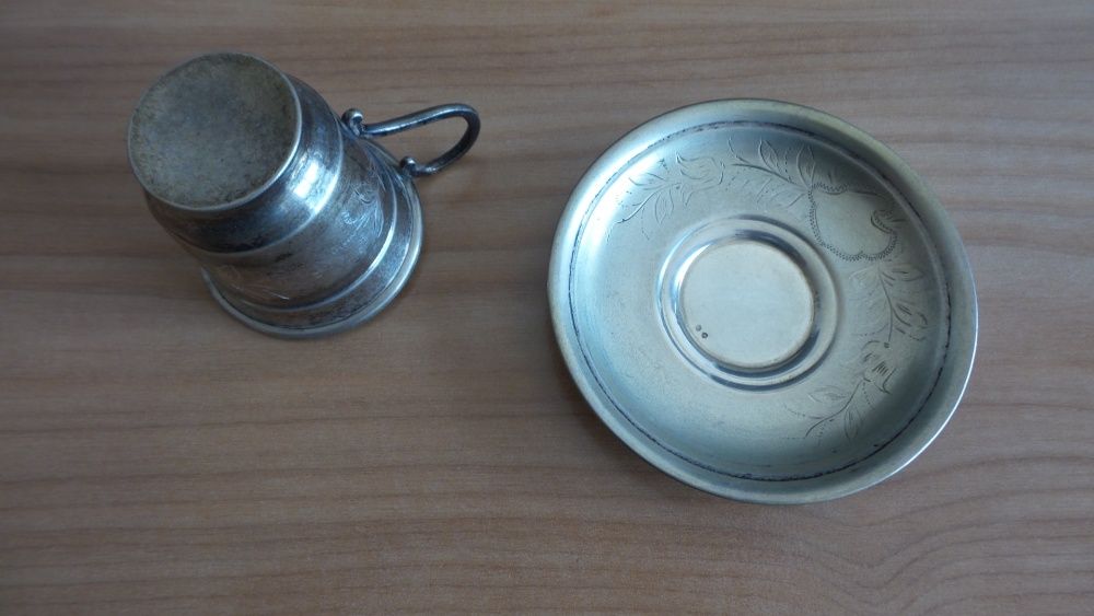 Conjunto de chávena e pires em prata