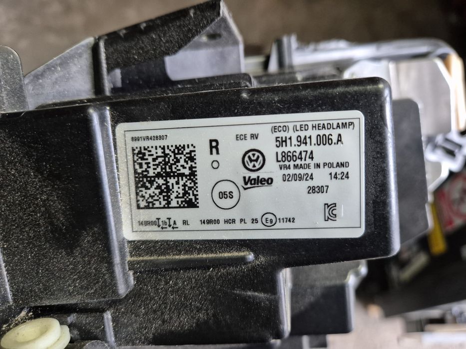 Vw Golf VIII Lampa Led reflektor prawy