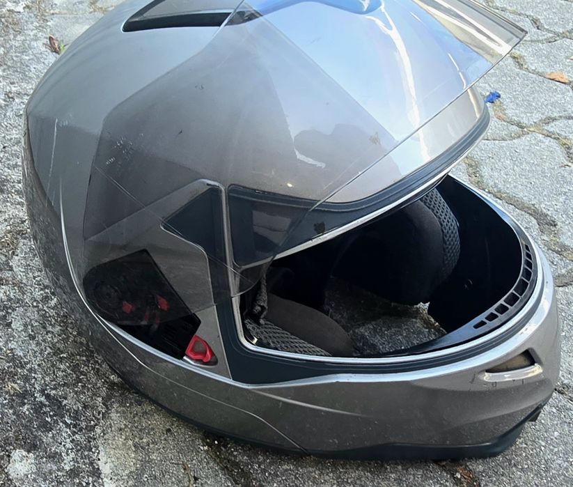 Capacete cinzento