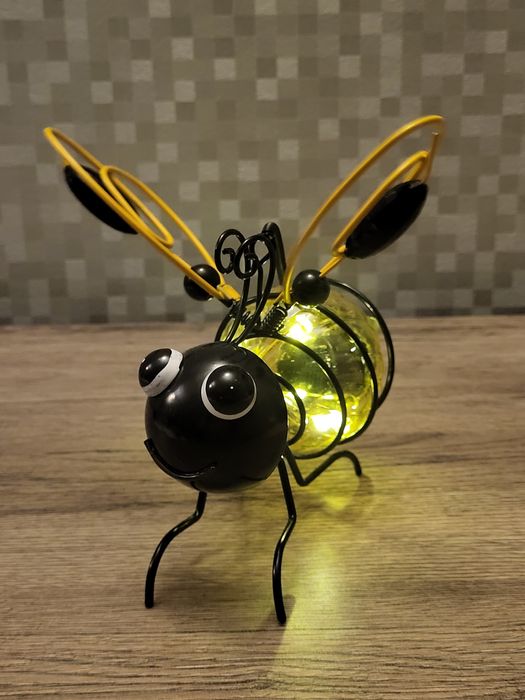 Lampka solarna w kształcie pszczoły