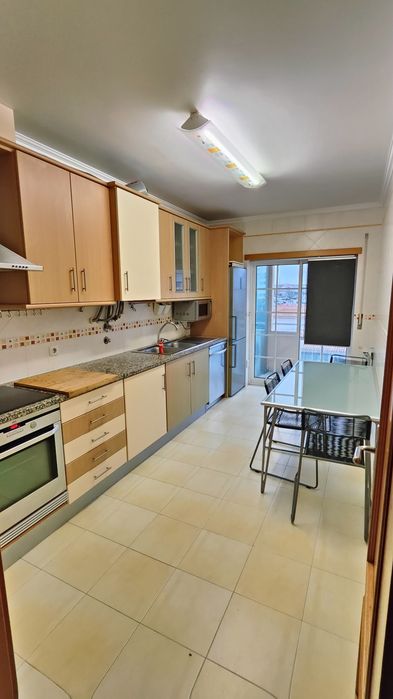 Apartamento T3+Sótão Mobilado para Arrendamento – Quinta da Cutileira, centro de Caldas da Rainha