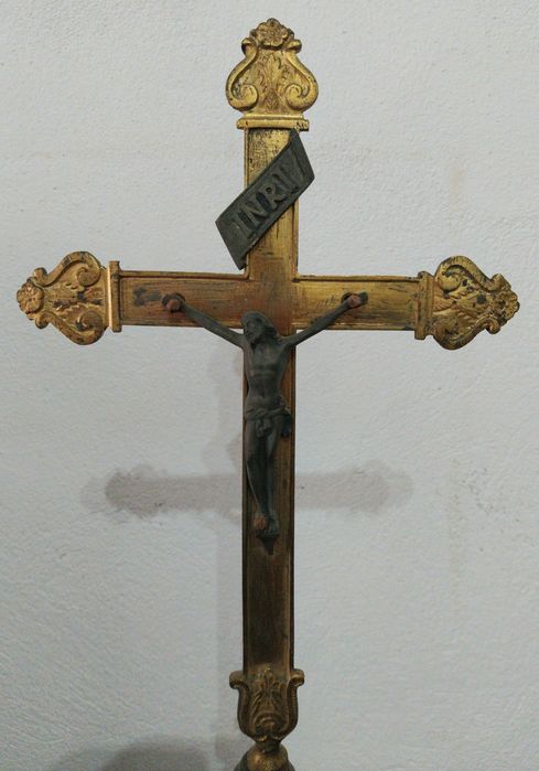 Arte sacra. Crucifixo antigo de altar.