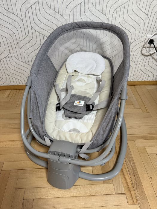 Заколисуючий дитячий центр шезлонг mastela