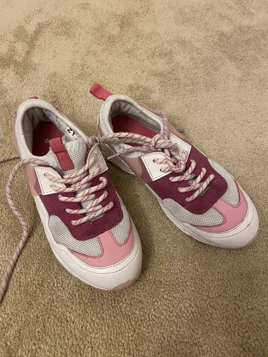 Light-up sneakers. Girl. Impeccable