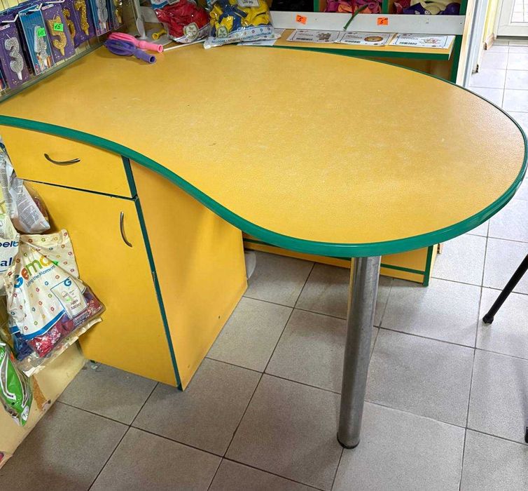 Столи крісла для магазину офісу .