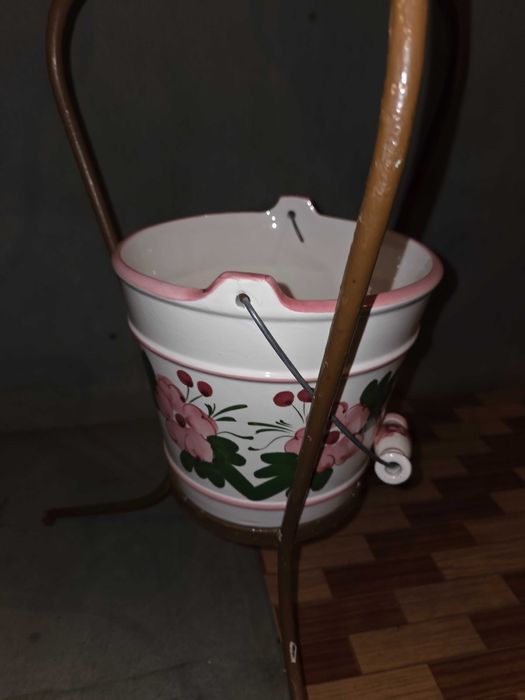 Antiguidade - Lavatório antigo em cerâmica com suporte