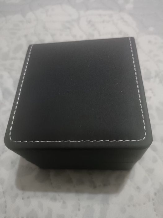 Relógio de homem novo em caixa