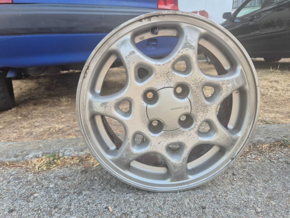 Jantes 15.originais da honda com alguns riscos como mostra. Nas fotos.
