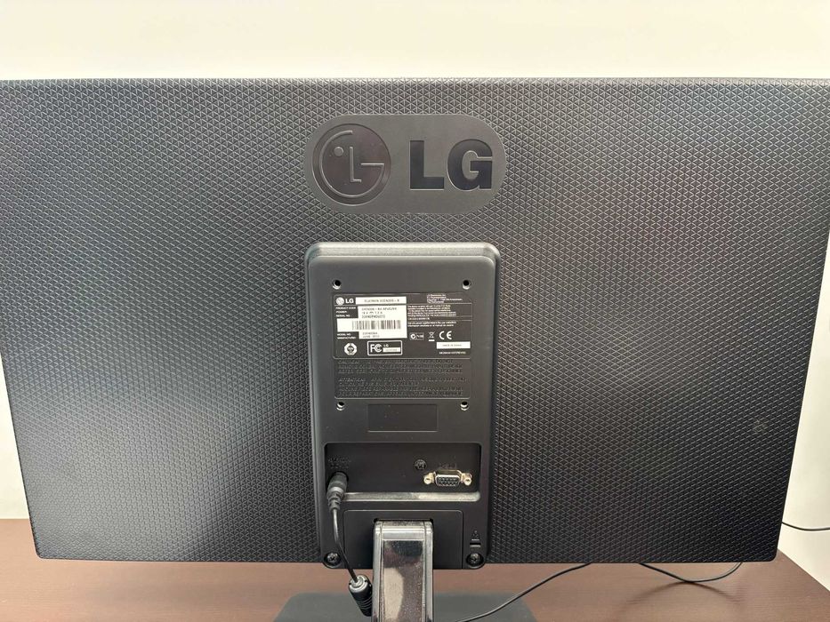 Monitor LG Flatron 22 cali, klawiatura i myszka Logitech