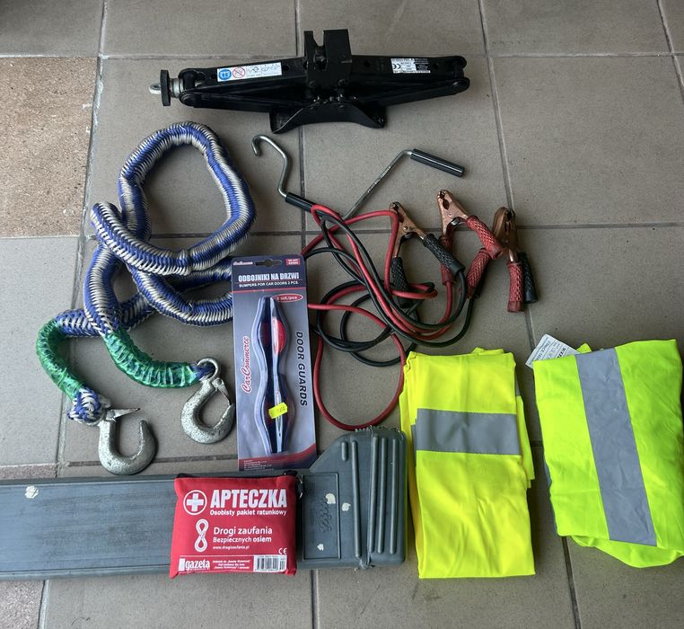 Trójkąt Lewarek apteczka kable rozruchowe